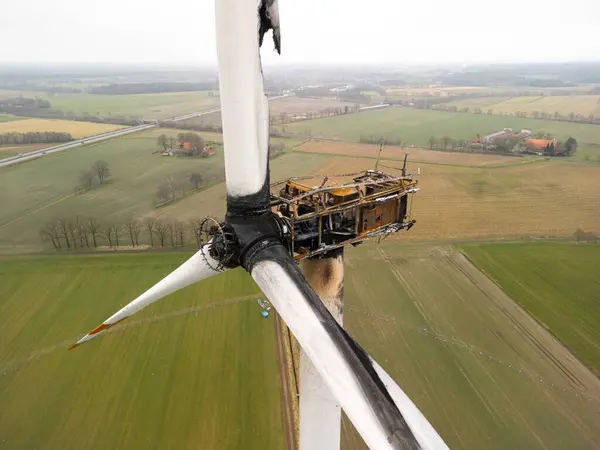 Yangından sonra rüzgar türbini