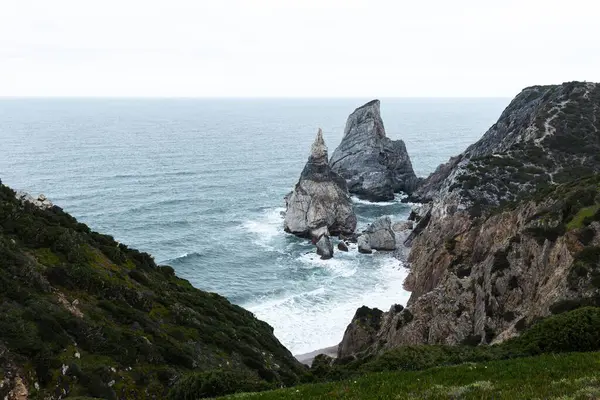 Portekiz, kayalık uçurumlar Portekiz kıyıları gün batımında. Yüksek kalite fotoğraf