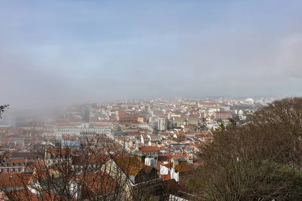 Lizbon 'un sisli günbatımında panoramik görüntüsü. Yüksek kalite fotoğraf
