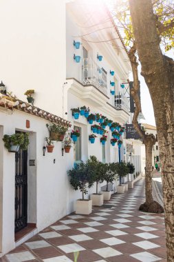 Marbella, Malaga, İspanya - 03.08.2025: Güzel eski İspanyol evleri ve Marbella 'nın merkezinde dar sokaklar, bir İspanyol köyünde Akdeniz mimarisi