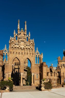 Benalmadena, İspanya - 6 Eylül 2024: Kristof Kolomb onuruna inşa edilen Castillo de Colomare kalesi. Karmaşık taş işçiliği ve verimli peyzaj ile süslü kale geçidi. Yüksek kalite