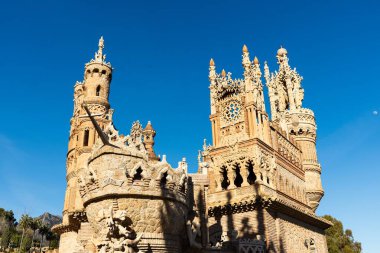 Benalmadena, İspanya - 6 Eylül 2024: Kristof Kolomb onuruna inşa edilen Castillo de Colomare kalesi. Karmaşık taş işçiliği ve verimli peyzaj ile süslü kale geçidi. Yüksek kalite