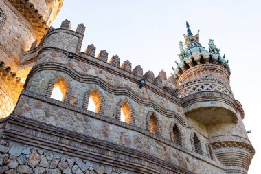 Benalmadena, İspanya - 6 Eylül 2024: Kristof Kolomb onuruna inşa edilen Castillo de Colomare kalesi. Karmaşık taş işçiliği ve verimli peyzaj ile süslü kale geçidi. Yüksek kalite