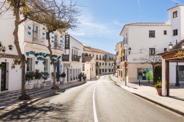 Marbella, İspanya 03.08.2025. Marbella Endülüs İspanya 'sında tipik Endülüs sokakları ve çiçekli balkonlar. Yüksek kalite fotoğraf