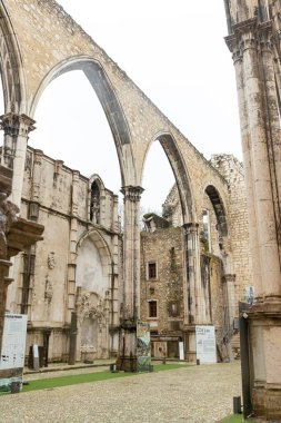 Lizbon, Portekiz 02.12.2025. Lizbon, Portekiz 'de Igreja do Carmo harabelerinin açık çatısı. Yüksek kalite fotoğraf