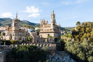 Benalmadena, İspanya - 6 Eylül 2024: Kristof Kolomb onuruna inşa edilen Castillo de Colomare kalesi. Karmaşık taş işçiliği ve verimli peyzaj ile süslü kale geçidi. Yüksek kalite