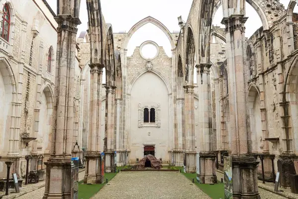 Lizbon, Portekiz 02.12.2025 Lizbon, Portekiz 'de Igreja do Carmo harabelerinin açık çatısı. Yüksek kalite fotoğraf