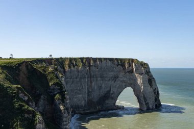 Fransa 'nın batı kıyısında. Etreta 'lı Clifs. İngiliz kanalı boğazının kıyısındaki kayalar. Etretat köyü, Normandiya bölgesi. Yüksek kalite fotoğraf