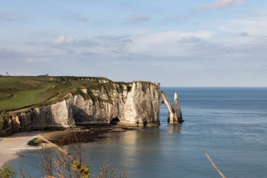 Fransa 'nın batı kıyısında. Etreta 'lı Clifs. İngiliz kanalı boğazının kıyısındaki kayalar. Etretat köyü, Normandiya bölgesi. Yüksek kalite fotoğraf
