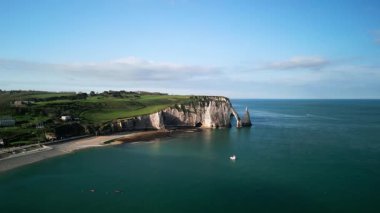 Etreta 'nın kayalık sahilindeki hava manzaralı balıkçı teknesi. Yüksek kalite 4k görüntü
