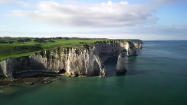Fransa 'nın batı kıyısında. Etreta 'lı Clifs. İngiliz kanalı boğazının kıyısındaki kayalar. Etretat köyü, Normandiya bölgesi. Yüksek kalite 4k görüntü