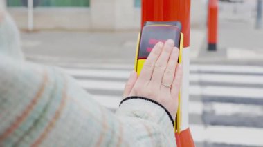 Trafik kuralları böyle. Bir yaya karşıdan karşıya geçmek için trafik ışığı düğmesine basar. Trafik lambasındaki sarı düğme yaya geçidinde trafik ışığının yeşil ışığını aktive etmek için. Yüksek kalite