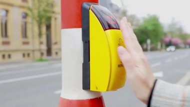 Trafik kuralları böyle. Bir yaya karşıdan karşıya geçmek için trafik ışığı düğmesine basar. Trafik lambasındaki sarı düğme yaya geçidinde trafik ışığının yeşil ışığını aktive etmek için. Yüksek kalite