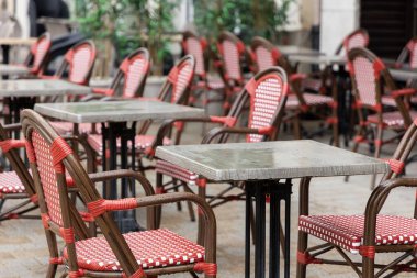 Elektrik kesintisi sırasında boş bir kafe. Yazlık terası olan çalışmayan bir restoran. Elektrik kesintisiyle ilgili. Yüksek kalite fotoğraf