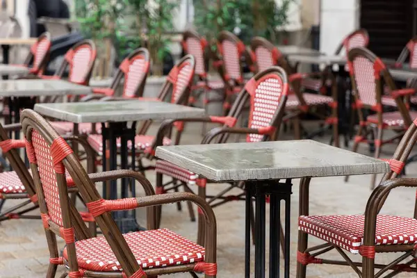 Elektrik kesintisi sırasında boş bir kafe. Yazlık terası olan çalışmayan bir restoran. Elektrik kesintisiyle ilgili. Yüksek kalite fotoğraf