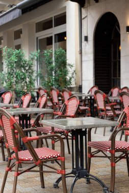 Elektrik kesintisi sırasında boş bir kafe. Yazlık terası olan çalışmayan bir restoran. Elektrik kesintisiyle ilgili. Yüksek kalite fotoğraf