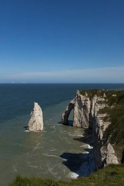 Etretat France, Sea, Beach, Coast, Normandy, Atlantic, Ocean, Cliffs, Kayalıklar 'da güzel bir panorama. Yüksek kalite fotoğraf