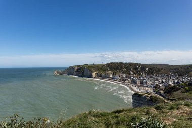 Ünlü köy dEtretat 'ın panoramik manzarası - Fransa' nın kuzeybatısındaki Haute-Normandie bölgesinde Seine-Maritime bölümünde komün. Etretat artık ünlü bir Fransız sahil beldesi. Yüksek kalite