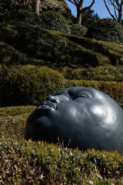 ETRETAT, FRANCE - 16 Nisan 2024: Tarihi villa Roxelane ve Yağmur Damlaları Sanat Kurulumu Les Jardins dEtretat, Normandiya, Fransa. Yüksek kalite fotoğraf