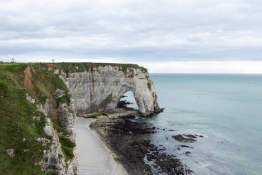 Pasifik Okyanusu 'ndan kayalık bir kemerle çıkan kaya oluşumları. Yüksek kalite fotoğraf