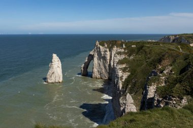 Etretat France, Sea, Beach, Coast, Normandy, Atlantic, Ocean, Cliffs, Kayalıklar 'da güzel bir panorama. Yüksek kalite fotoğraf