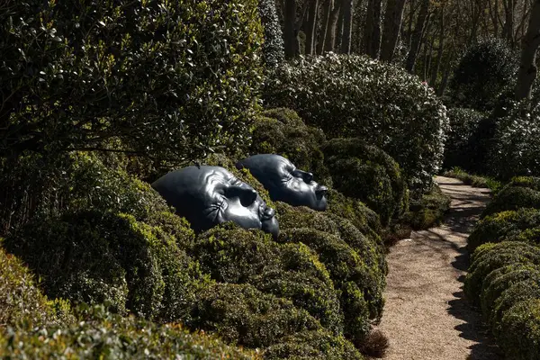 ETRETAT, FRANCE - 16 Nisan 2024: Tarihi villa Roxelane ve Yağmur Damlaları Sanat Kurulumu Les Jardins dEtretat, Normandiya, Fransa. Yüksek kalite fotoğraf