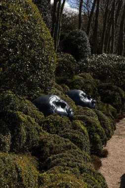 ETRETAT, FRANCE - 16 Nisan 2024: Tarihi villa Roxelane ve Yağmur Damlaları Sanat Kurulumu Les Jardins dEtretat, Normandiya, Fransa. Yüksek kalite fotoğraf