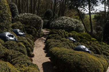 ETRETAT, FRANCE - 16 Nisan 2024: Tarihi villa Roxelane ve Yağmur Damlaları Sanat Kurulumu Les Jardins dEtretat, Normandiya, Fransa. Yüksek kalite fotoğraf