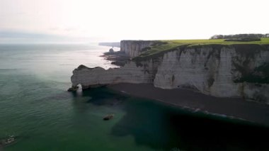 Etretat 'ın Panorama Kayalıkları, Yukarı Normandiya, Fransa. La Manche Boğazı. Yüksek kalite fotoğraf