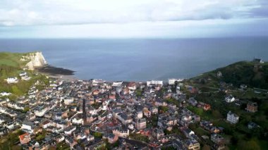 Etretat kasabasının ve Normandiya 'daki uçurumların günbatımında çekilmiş görüntüleri. Yüksek kalite 4k görüntü