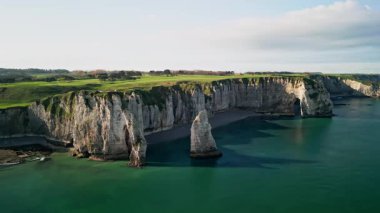 Etretat 'ın Panorama Kayalıkları, Yukarı Normandiya, Fransa. La Manche Boğazı. Yüksek kalite fotoğraf