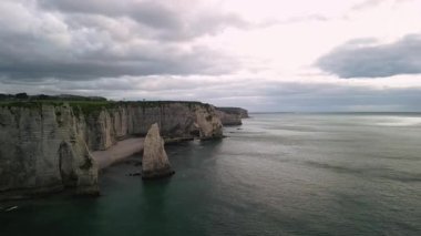 Etretat 'ın Panorama Kayalıkları, Yukarı Normandiya, Fransa. La Manche Boğazı. Yüksek kalite fotoğraf