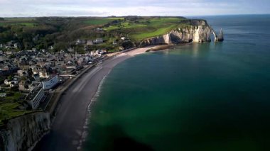 Etretat kasabasının ve Normandiya 'daki uçurumların günbatımında çekilmiş görüntüleri. Yüksek kalite 4k görüntü