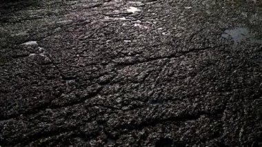İnsansız hava aracı, dalgaların güzelliğinin arka planına karşı Fransa kıyılarındaki yumuşak güneşli renk sırasında deniz yatağı boyunca yavaşça dökülüyor. Yüksek kalite 4k görüntü
