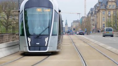 Lüksemburg şehri, Lüksemburg - 29 Nisan 2025 - Lüksemburg modern Tramvay yolu eski binaya karşı geçiyor. Yüksek kalite 4k görüntü
