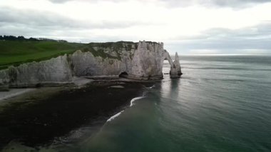 Okyanus ve kayaların güzel manzaralı bir manzara. Deniz. Sahil. Dağlar. Normandiya. Etretat. Fransa 'nın kuzeyi. Doğa.