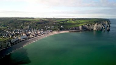 Okyanus ve kayaların güzel manzaralı bir manzara. Deniz. Sahil. Dağlar. Normandiya. Etretat. Fransa 'nın kuzeyi. Doğa.