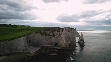 Etretat kıyı şeridinin panoramik hava manzarası. Yazın, turkuaz okyanus plajı gökyüzü. Atlantik okyanusunun turkuaz suları. Yüksek kalite 4k görüntü