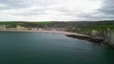 Etretat kıyı şeridinin panoramik hava manzarası. Yazın, turkuaz okyanus plajı gökyüzü. Atlantik okyanusunun turkuaz suları. Yüksek kalite 4k görüntü