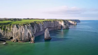 Okyanus ve kayaların güzel manzaralı bir manzara. Deniz. Sahil. Dağlar. Normandiya. Etretat. Fransa 'nın kuzeyi. Doğa.