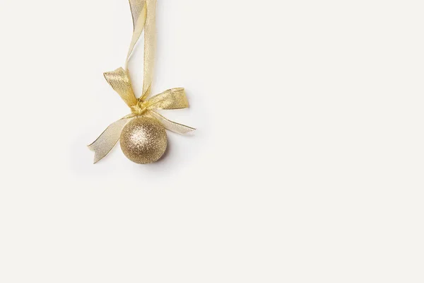 Eine Goldene Weihnachtskugel Auf Weißem Hintergrund Mit Kopierraum Unten Rechts — Stockfoto