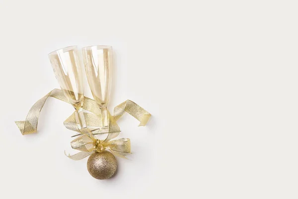Zwei Champagnerflöten Auf Einer Weißen Oberfläche Mit Goldenen Bändern Sie — Stockfoto