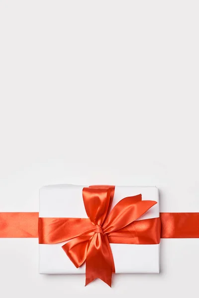 Egy Fehér Ajándék Doboz Csomagolva Narancssárga Szatén Szalag Egy Piros — Stock Fotó