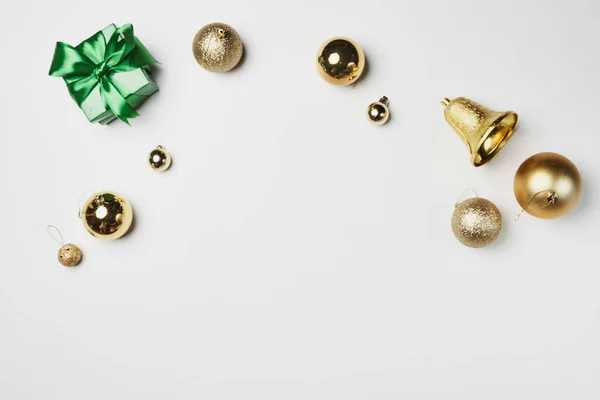 Weihnachtsschmuck Auf Weißem Hintergrund Mit Grüner Schleife Und Den Rahmen — Stockfoto