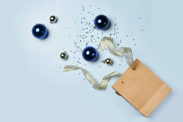 Sommige Kerstversieringen Een Blauwe Achtergrond Met Witte Zilveren Snoepgoed Verspreid — Stockfoto