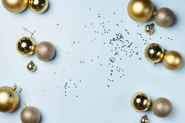 Einige Goldene Weihnachtskugeln Und Konfetti Auf Weißem Hintergrund Mit Süßigkeiten — Stockfoto