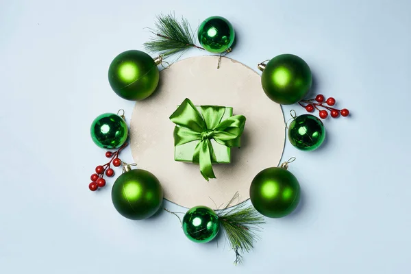 Etwas Grüner Weihnachtsschmuck Auf Weißer Fläche Mit Roten Beeren Und — Stockfoto