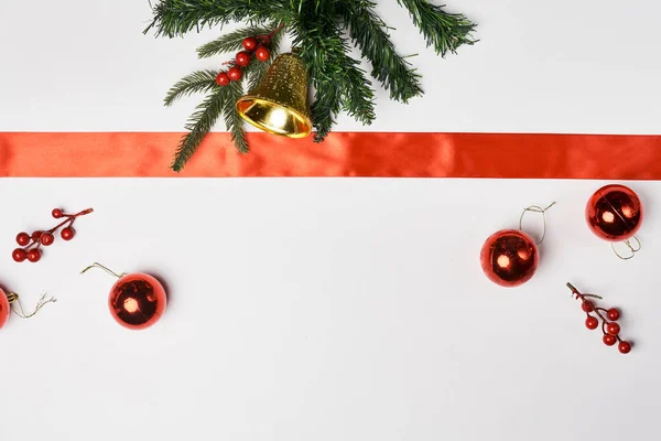Dekorasi Natal Permukaan Putih Dengan Pita Oranye Dan Ornamen Emas — Stok Foto