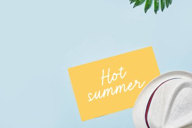 Üzerinde yazının yazılı olduğu bir şapka ve önünde sarı bir yazı var.