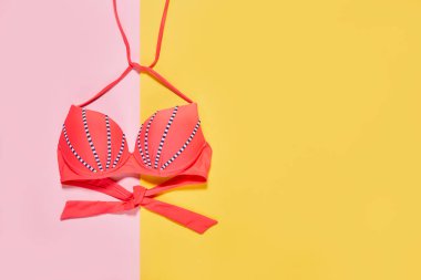 Sarı ve pembe arkaplanda bir bikini üstü - sağ alt el yazısıyla yazılmış metin boşluğu